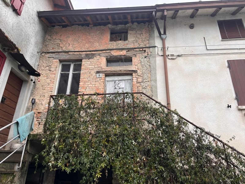 Casa Semi Indipendente in Vendita a Varano de' Melegari, 18'000&euro;, 