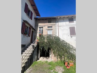 Casa Semi Indipendente in Vendita a Varano de' Melegari, 18'000&euro;, 