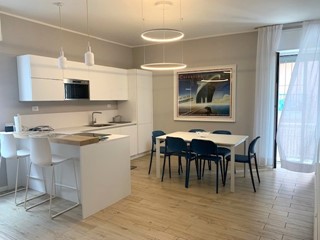 Trilocale in Vendita a Alassio, 690'000€, 83 m², arredato, con Box