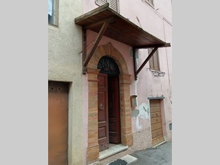 Appartamento in Vendita a Amelia, 75'000€, 178 m²