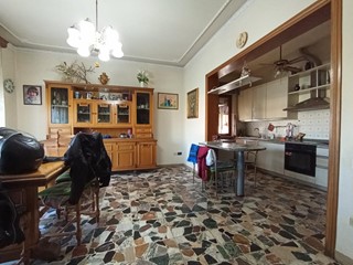 Villa in Vendita a Cascina, zona Zambra, 450'000€, 320 m²