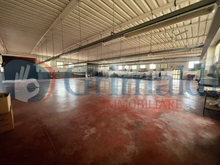 Capannone in Vendita a Magione, 450'000€, 723 m²