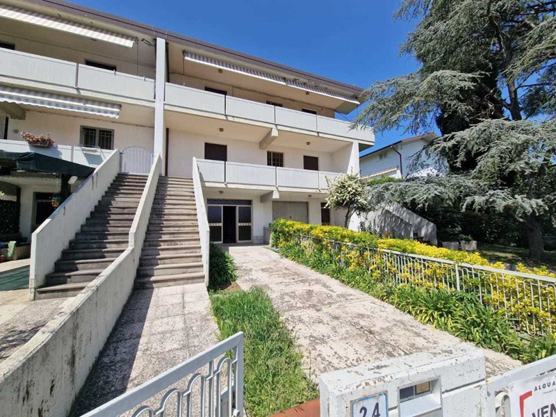 Casa Semi Indipendente in Vendita a Pesaro, zona Case Bruciate, 210'000&euro;, 135 m²
