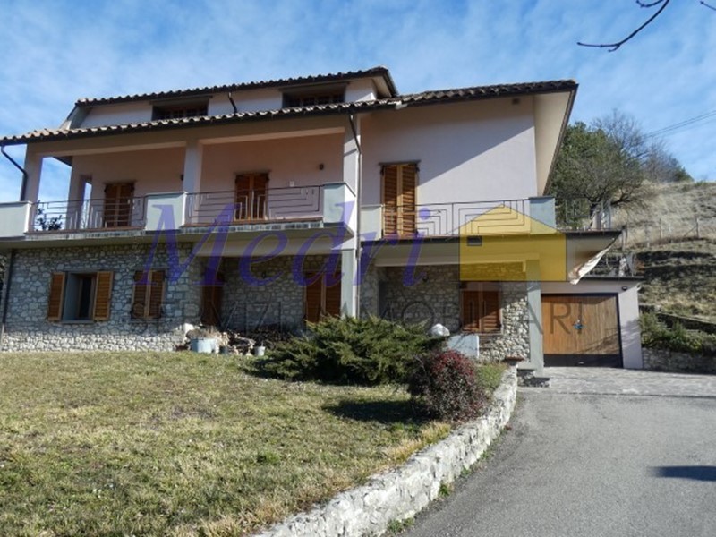 Villa in Vendita a Verghereto, zona Verghereto, 350'000€, 400 m², con Box