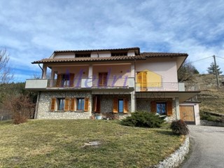 Villa in Vendita a Verghereto, zona Verghereto, 350'000€, 400 m², con Box