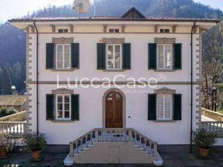 Villa in Vendita a Bagni di Lucca, 1'200'000€, 1000 m², arredato, con Box