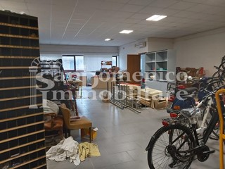 Capannone in Vendita a Vecchiano, 260'000€, 327 m²