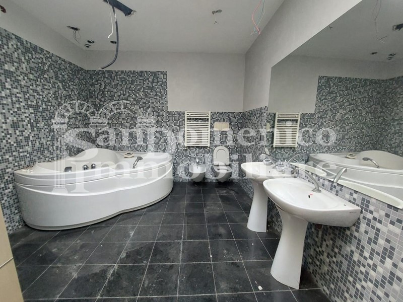 Appartamento in Vendita a Vecchiano, zona Migliarino, 180'000€, 240 m²