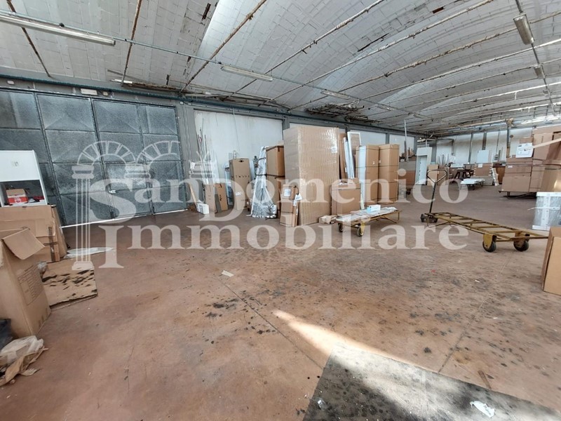 Capannone in Vendita a Vicopisano, zona Lugnano, 205'000€, 450 m²