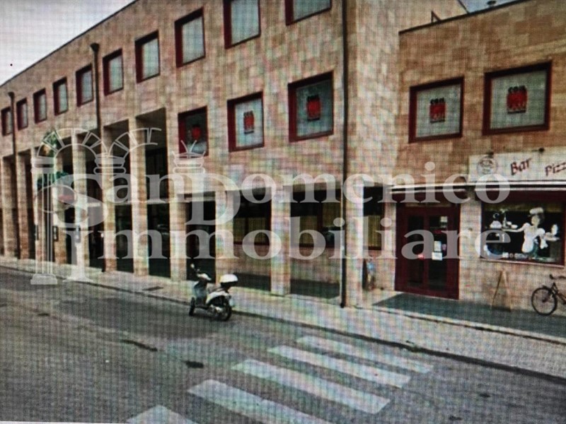 Ufficio in Affitto a Pisa, 2'500€, 200 m²