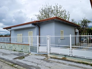 Villa in Vendita a Massa, zona Marina di Massa, 350'000€, 78 m², arredato