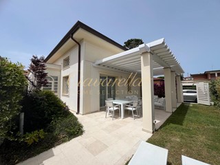 Villa in Affitto a Forte dei Marmi, 170 m², arredato