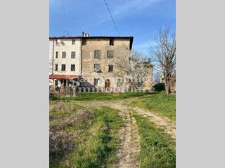 Casa di corte in Vendita a Porcari, zona Carlotti, 120'000€, 300 m²