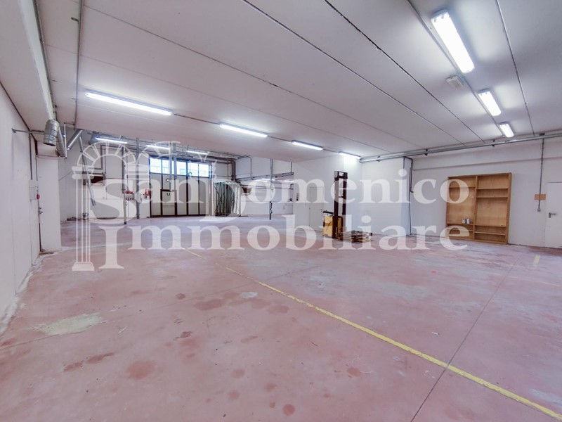 Capannone in Affitto a Cascina, 2'500€, 320 m²