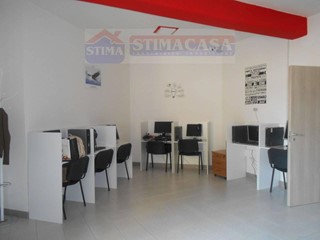 Ufficio in Affitto a Cardito, 800€, 150 m²