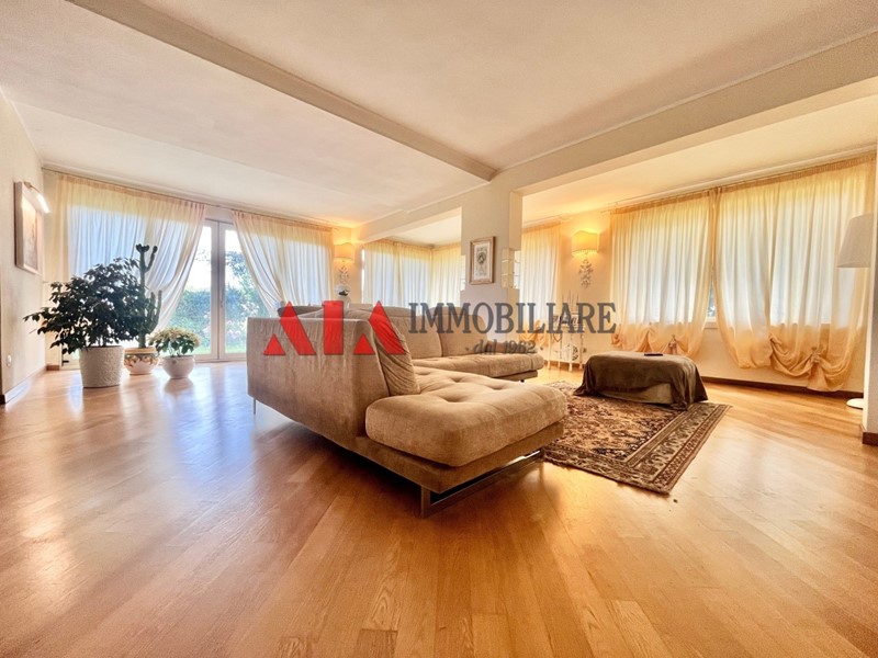 Villa bifamiliare in Vendita a Pontedera, 449'000€, 220 m²