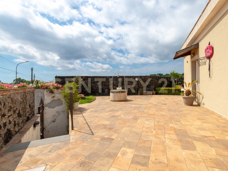 Casa Indipendente in Vendita a Zafferana Etnea, 325'000&euro;, 312 m²