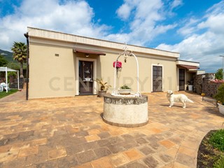 Casa Indipendente in Vendita a Zafferana Etnea, 325'000&euro;, 312 m²