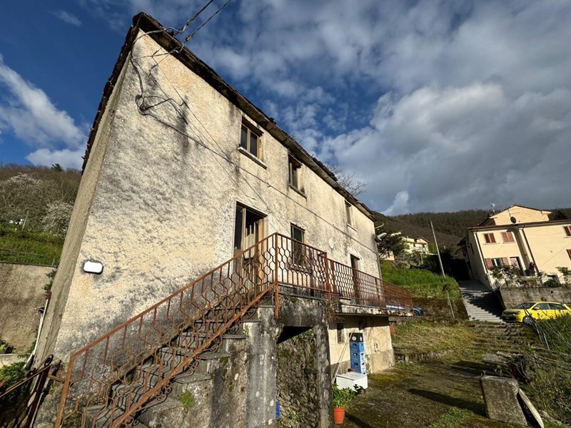 Casa Indipendente in Vendita a Seravezza, zona Azzano, 60'000&euro;, 125 m²