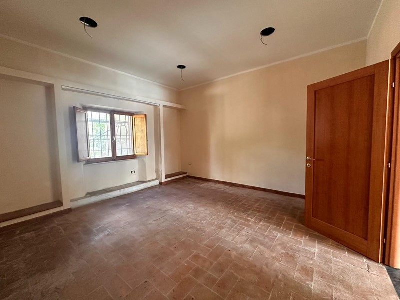 Negozio in Affitto a Collesalvetti, zona Vicarello, 550€, 50 m²