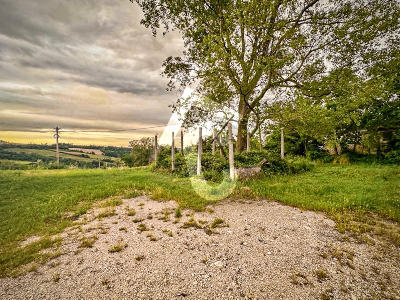 Casa Indipendente in Vendita a Serra San Quirico, zona Serra San Quirico, 89'000€, 322 m²