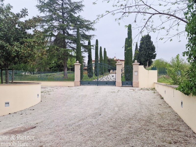 Casa Indipendente in Vendita a Cesena, zona Ponte Abbadesse, 3'950'000€, 410 m², arredato, con Box