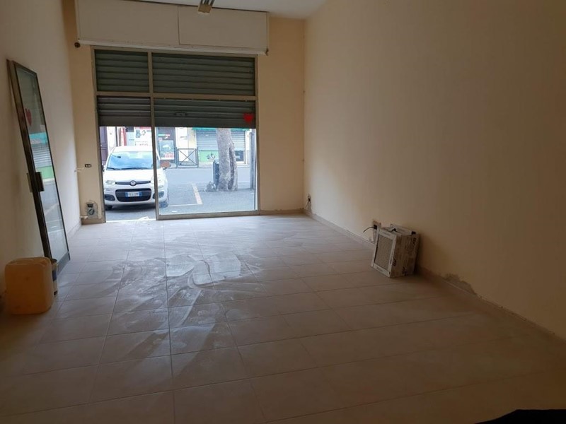 Immobile commerciale in Vendita a Carrara, zona Avenza, 45'000€, 40 m²