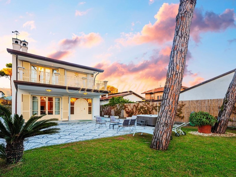 Villa in Vendita a Forte dei Marmi, zona Vittoria Apuana, 4'200'000€, 350 m², arredato