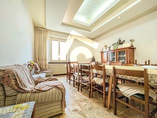 Casa Indipendente in Vendita a Jesi, zona ZONA 2B, 240'000€, 271 m²