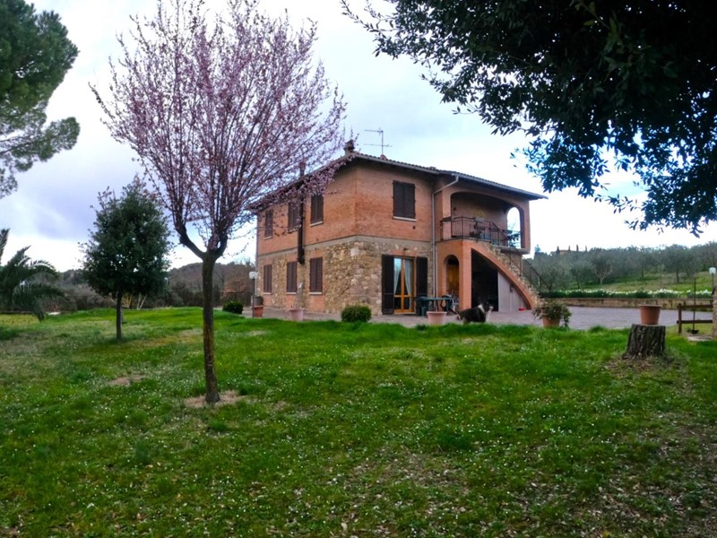 Villa in Vendita a Poggibonsi, 750'000€, 532 m², con Box