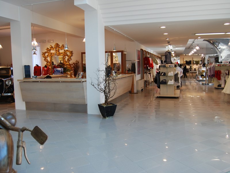 Immobile commerciale in Vendita a Manerbio, 2'650'000€, 2840 m²