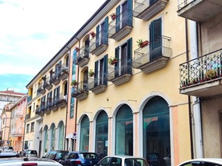 Immobile commerciale in Vendita a San Benedetto del Tronto, 275'000€, 324 m², con Box