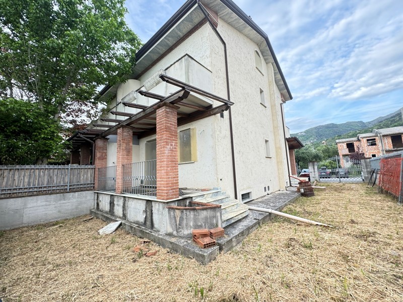 Casa Semi Indipendente in Vendita a Seravezza, zona Pozzi, 400'000&euro;, 170 m²
