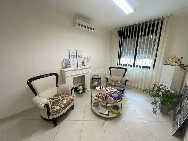 Ufficio in Affitto a Reggio Calabria, zona Centro, 800€, 70 m², arredato