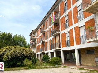 Appartamento in Vendita a Carinola, zona Via dei Platani, 42'000€, 100 m²