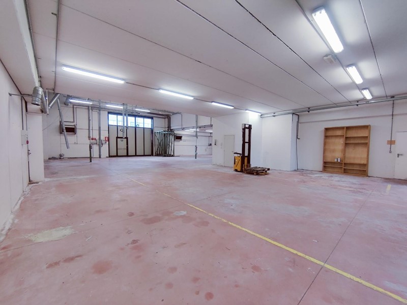 Capannone in Affitto a Cascina, 2'300€, 330 m²
