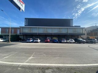 Immobile commerciale in Affitto a Cascina, 2700 m²