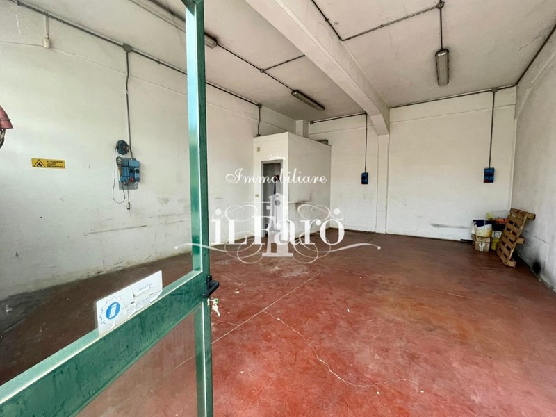 Capannone in Vendita a Massarosa, 55'000€, 57 m²