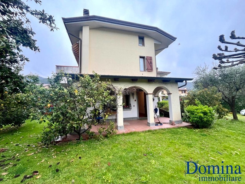 Villa bifamiliare in Vendita a Montignoso, zona Cervaiolo, 520'000&euro;, 220 m², con Box
