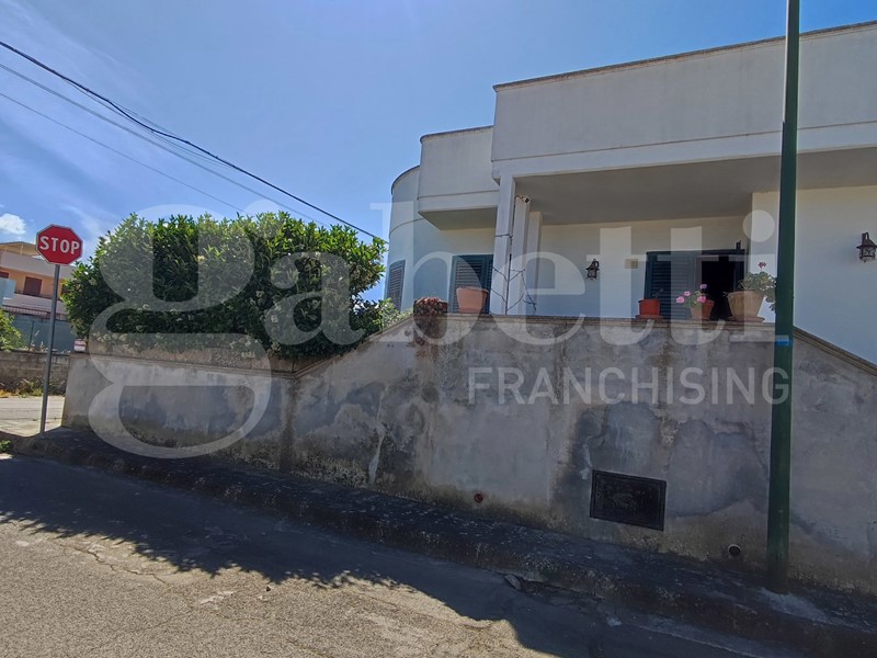 Villa in Vendita a Ugento, 250'000€, 450 m²