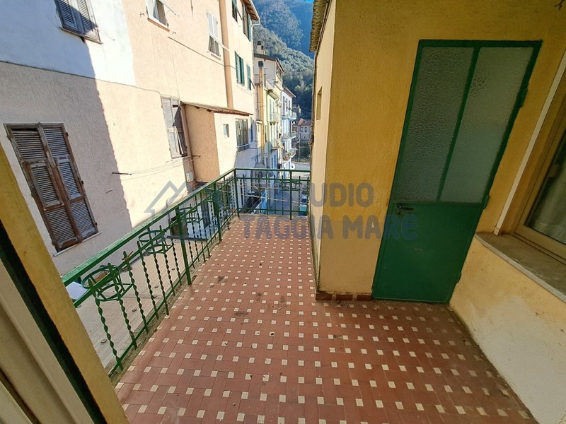 Casa Semi Indipendente in Vendita a Badalucco, 73'000€, 180 m²