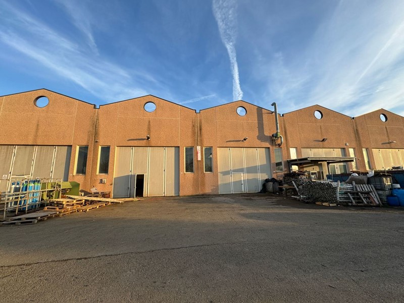 Capannone in Vendita a Traversetolo, 420'000€, 750 m²