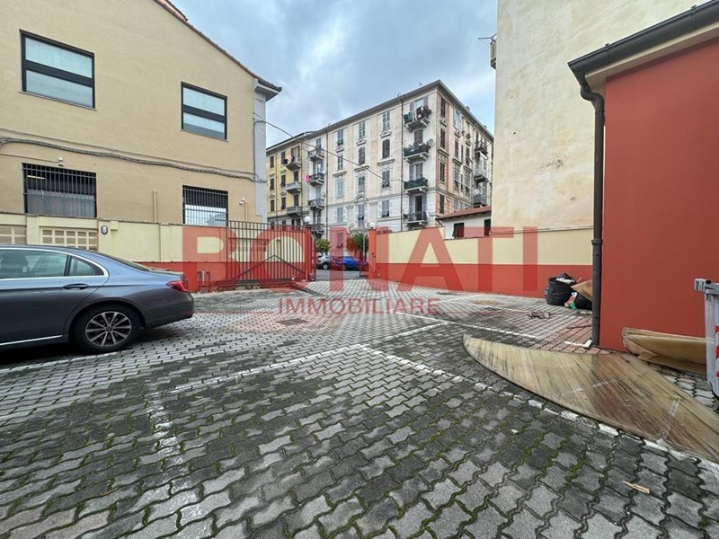 Immobile commerciale in Affitto a La Spezia, zona Periferia Est, 8'000&euro;, 900 m²