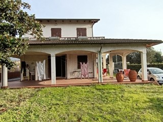 Villa in Vendita a Massa, 465'000€, 280 m²