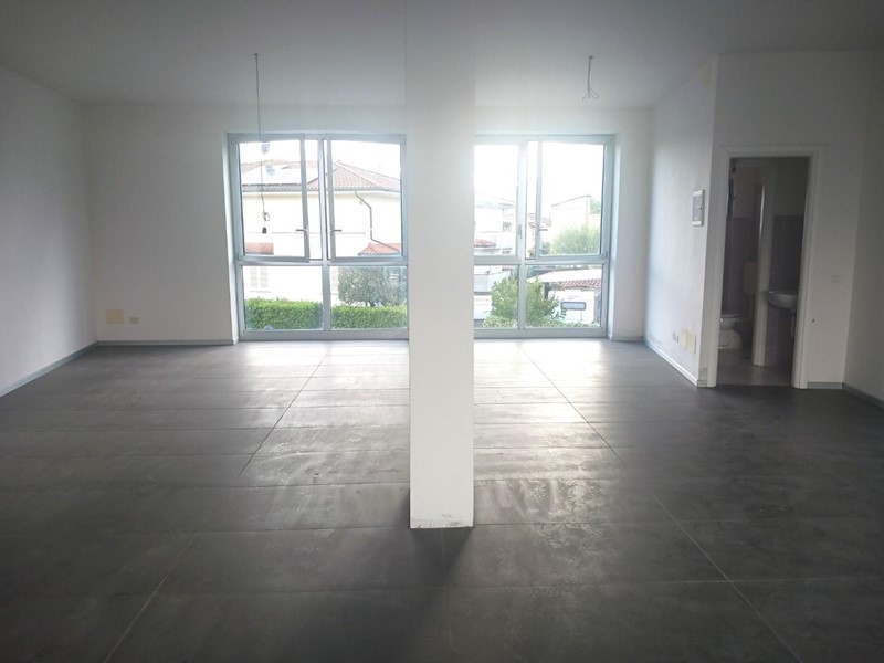 Immobile commerciale in Affitto a Bientina, 700€, 80 m²