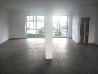 Immobile commerciale in Affitto a Bientina, 700€, 80 m²