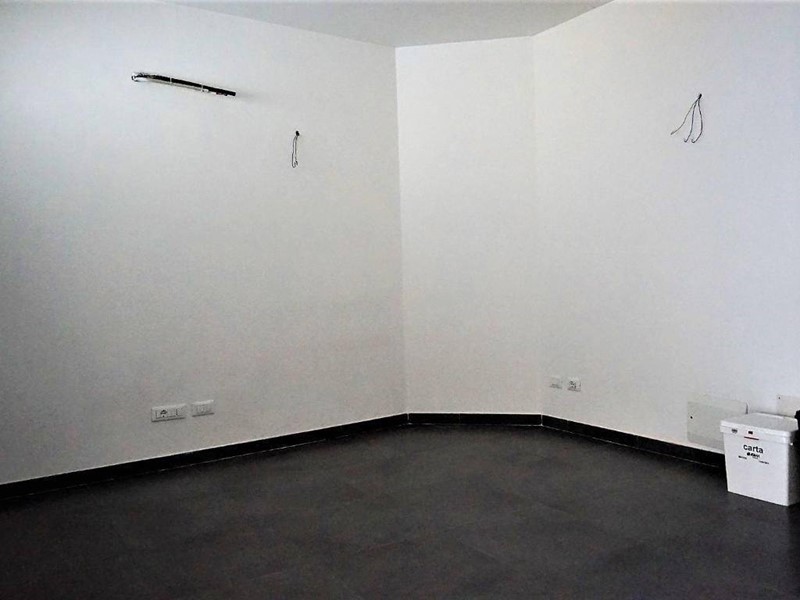 Ufficio in Affitto a Sarzana, 700€, 70 m²