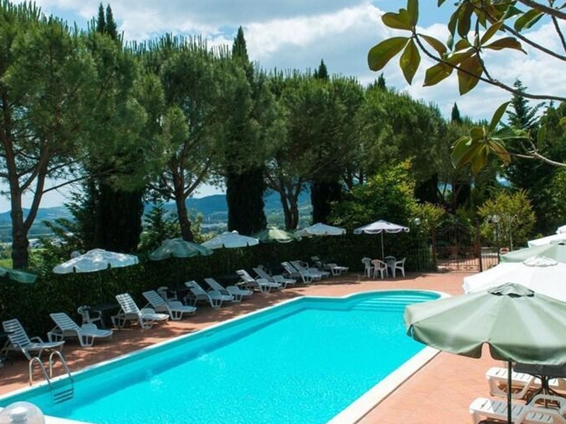 Attività commerciale in Vendita a Magione, 1'600'000€, 2400 m², arredato