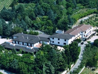 Attività commerciale in Vendita a Magione, 1'600'000€, 2400 m², arredato