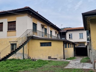 Capannone in Vendita a Valbrona, 150'000€, 475 m²